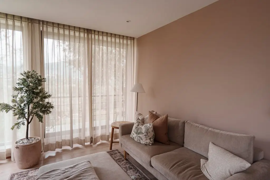 Diseño acogedor y atemporal con cortinas de lino y tonos neutros