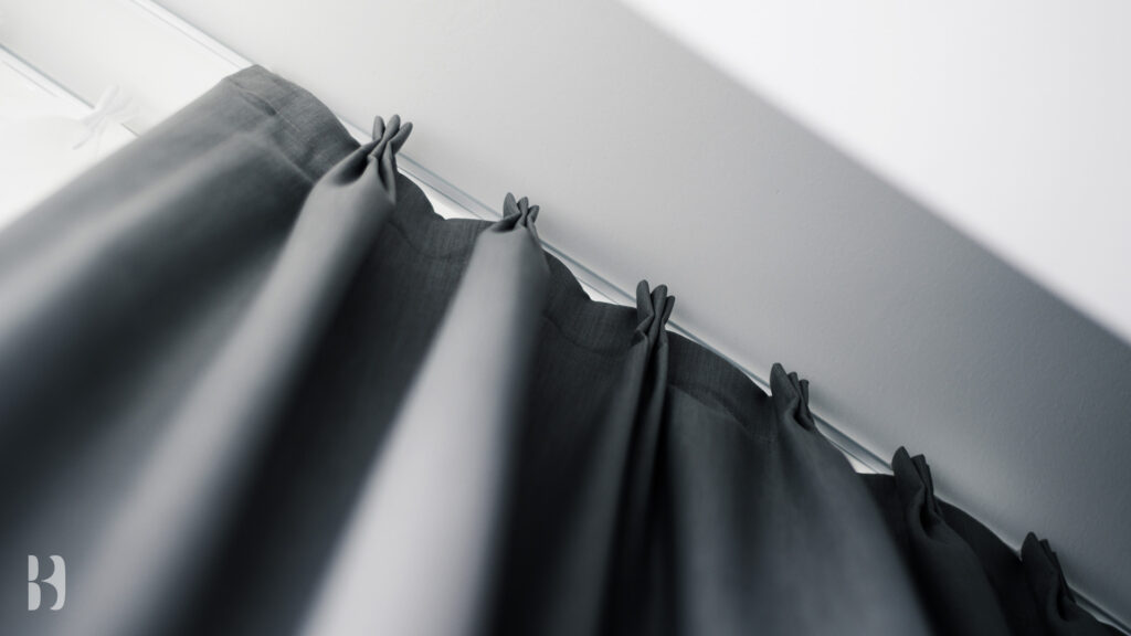 Funcionalidad y estilo de las cortinas negras